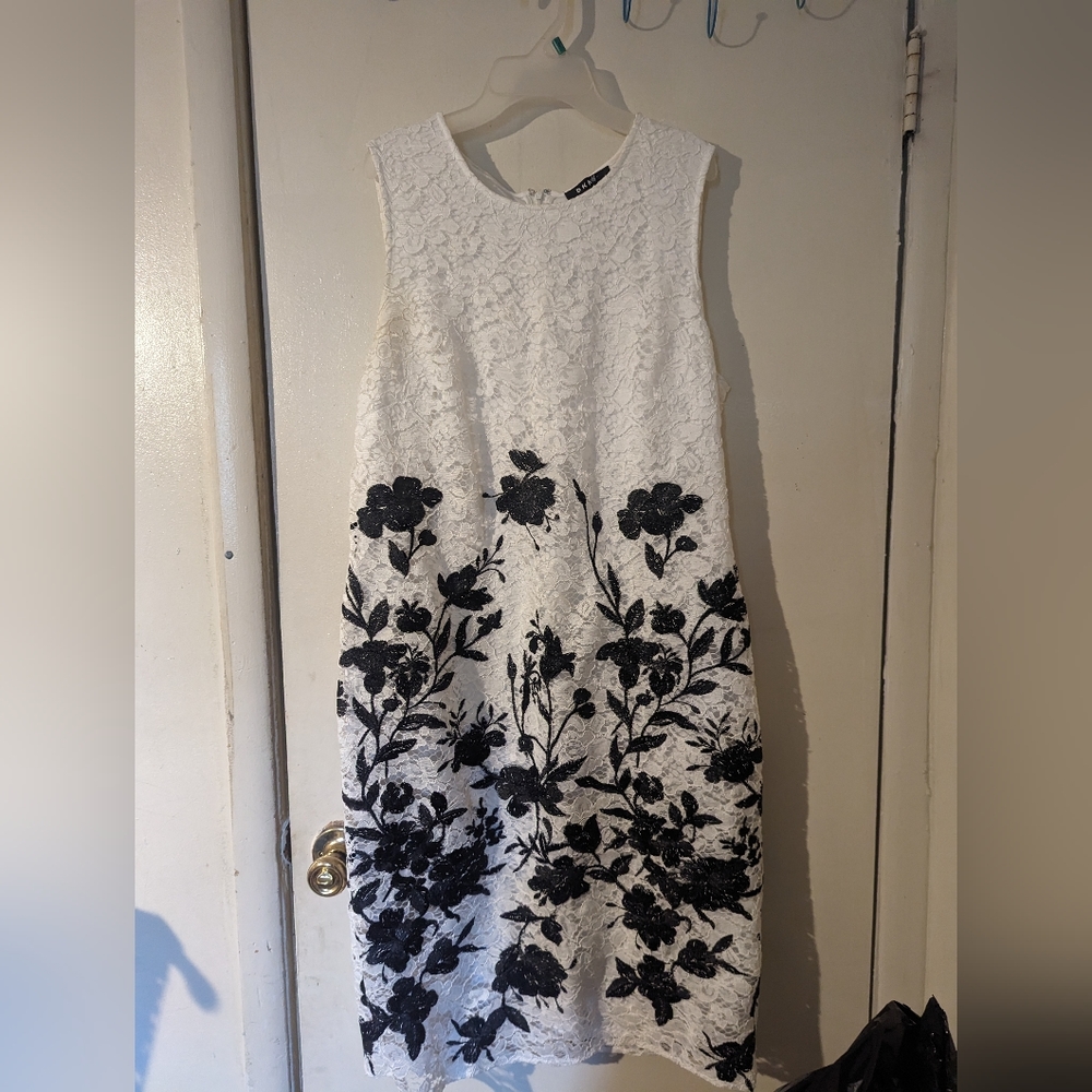 Midi elegant sleeveless white and black dress